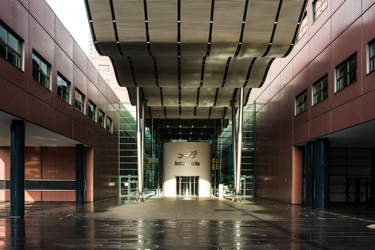De ingang van het Interpolis gebouw aan de Spoorlaan 298 in Tilburg
